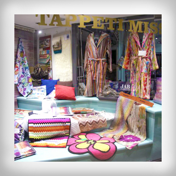 Altro vanto è nel settore dei tappeti che la AD Luzi può realizzare su ordinazione in base a qualunque esigenza del cliente, scegliendo tra decine di prodotti con centinaia di colori a disposizione.